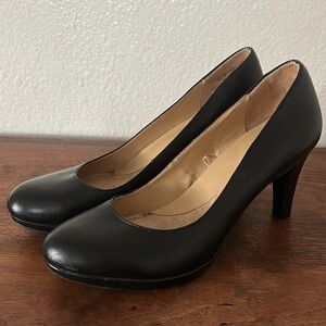 Classic Black Women's Naturalizer Leather Pumps - Elegant Heels